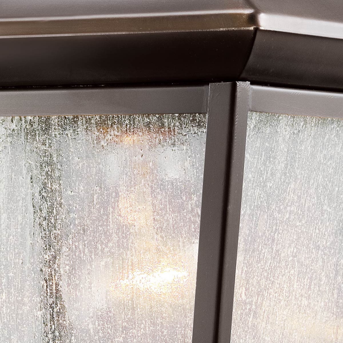 Mount Vernon Bronzen buitenlamp Van Elstead Lighting - De armatuur is gemaakt van metaal met een elegante bronzen afwerking, gecombineerd met helder glas met een prachtig ruwe structuur die de lamp een levendige en karakteristieke uitstraling geeft.