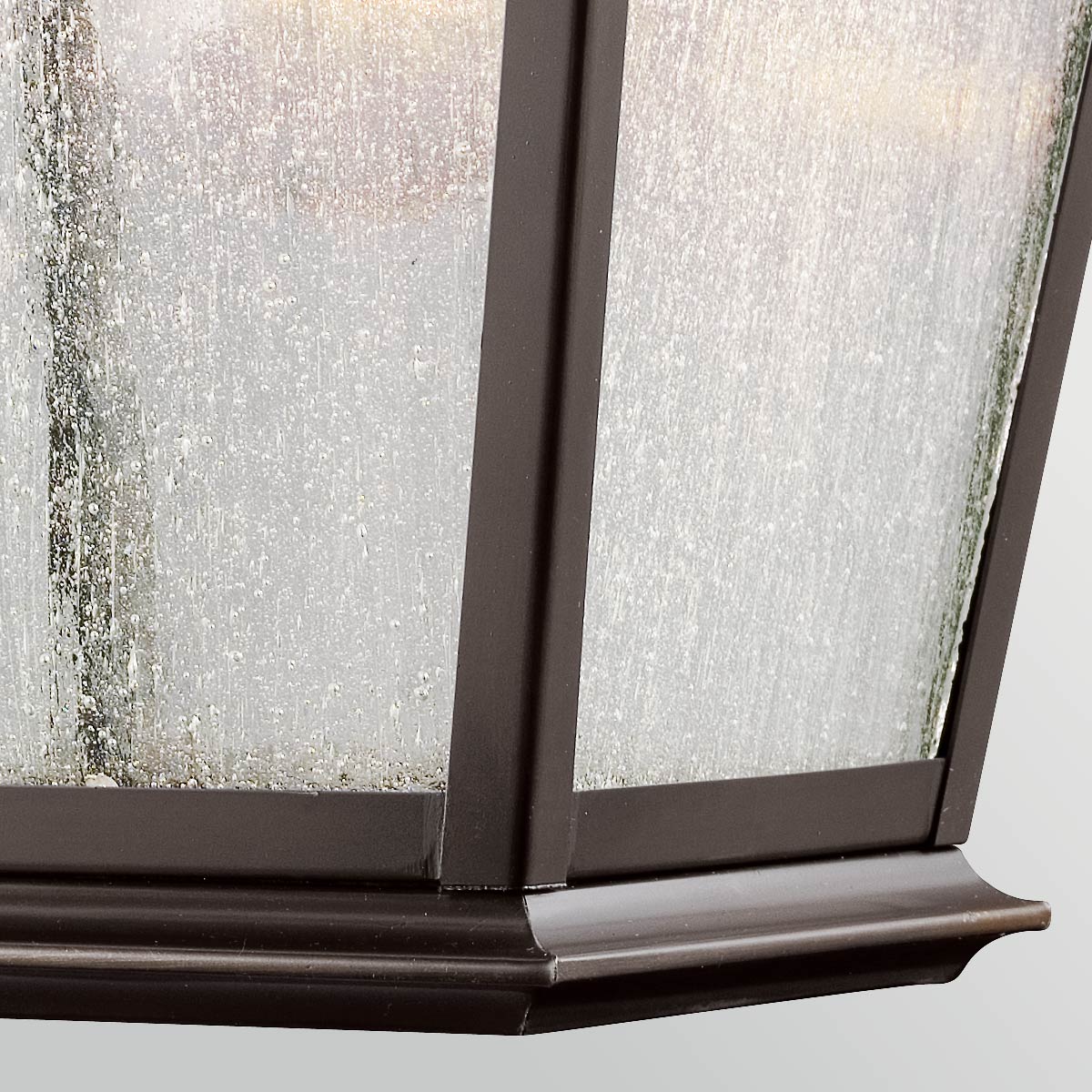 Mount Vernon Bronzen buitenlamp Van Elstead Lighting - De armatuur is gemaakt van metaal met een elegante bronzen afwerking, gecombineerd met helder glas met een prachtig ruwe structuur die de lamp een levendige en karakteristieke uitstraling geeft.