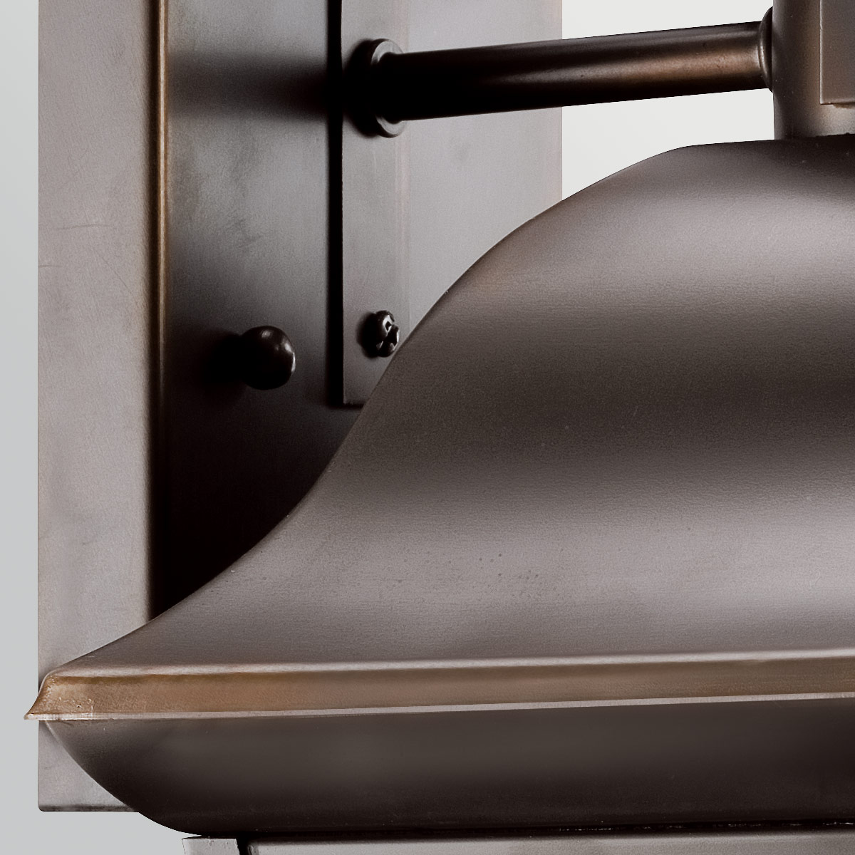 Mount Vernon Bronzen buitenlamp Van Elstead Lighting - De armatuur is gemaakt van metaal met een elegante bronzen afwerking, gecombineerd met helder glas met een prachtig ruwe structuur die de lamp een levendige en karakteristieke uitstraling geeft.