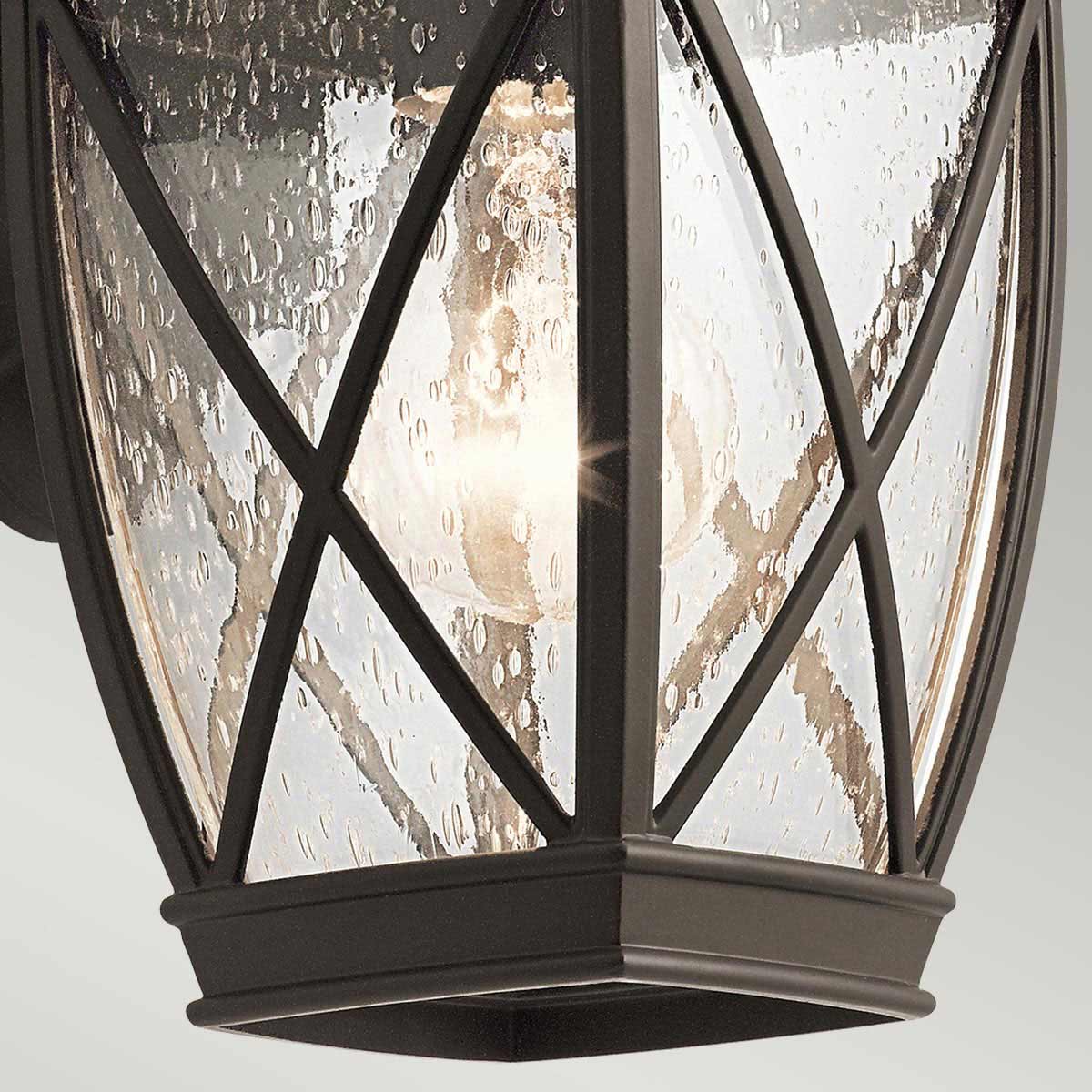 Tangier Antiek brons buitenlamp Van Elstead Lighting - Deze elegante buitenlamp heeft een stijlvol kruispatroon en traditionele details die nooit uit de mode raken.
