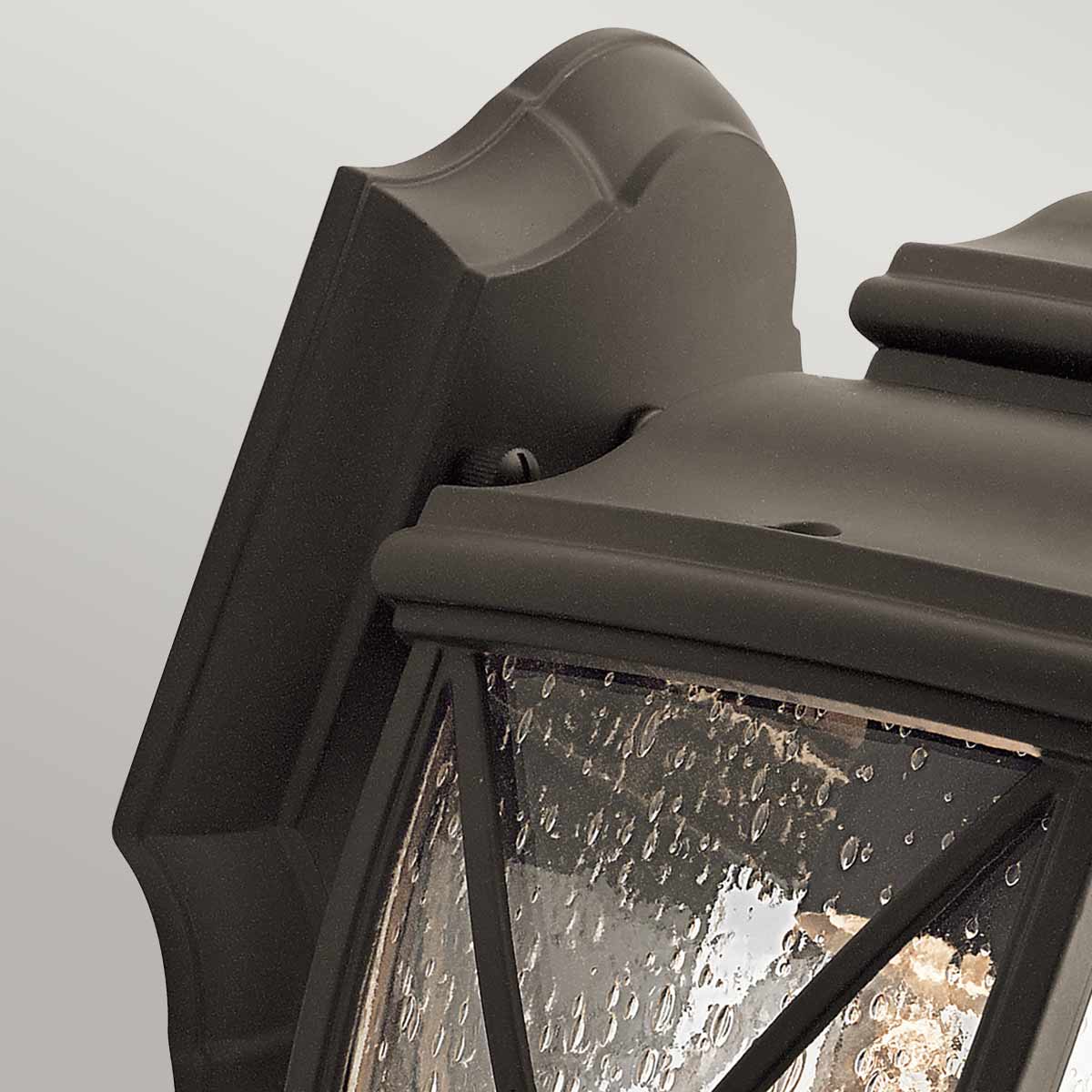Tangier Antiek brons buitenlamp Van Elstead Lighting - Deze elegante buitenlamp heeft een stijlvol kruispatroon en traditionele details die nooit uit de mode raken.