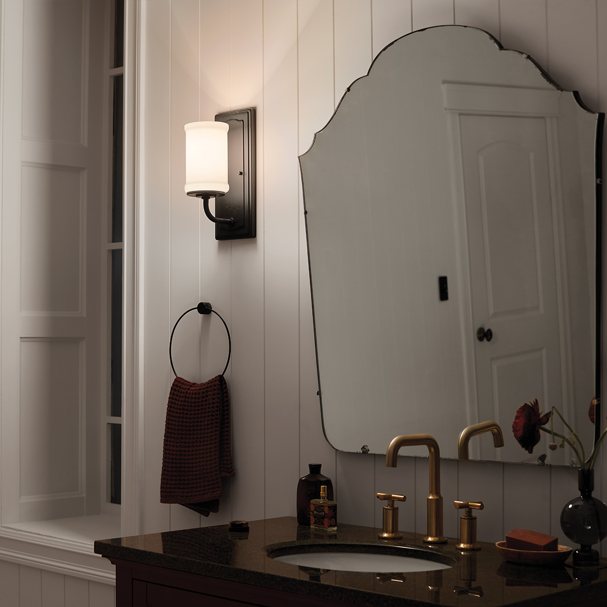 Vetivene 30cm Zwart badkamerlamp Van Elstead Lighting - Het stalen frame met een gestructureerd zwart oppervlak zorgt voor een exclusieve uitstraling, terwijl het cilindrische opalen glas een zacht en aangenaam licht verspreidt.