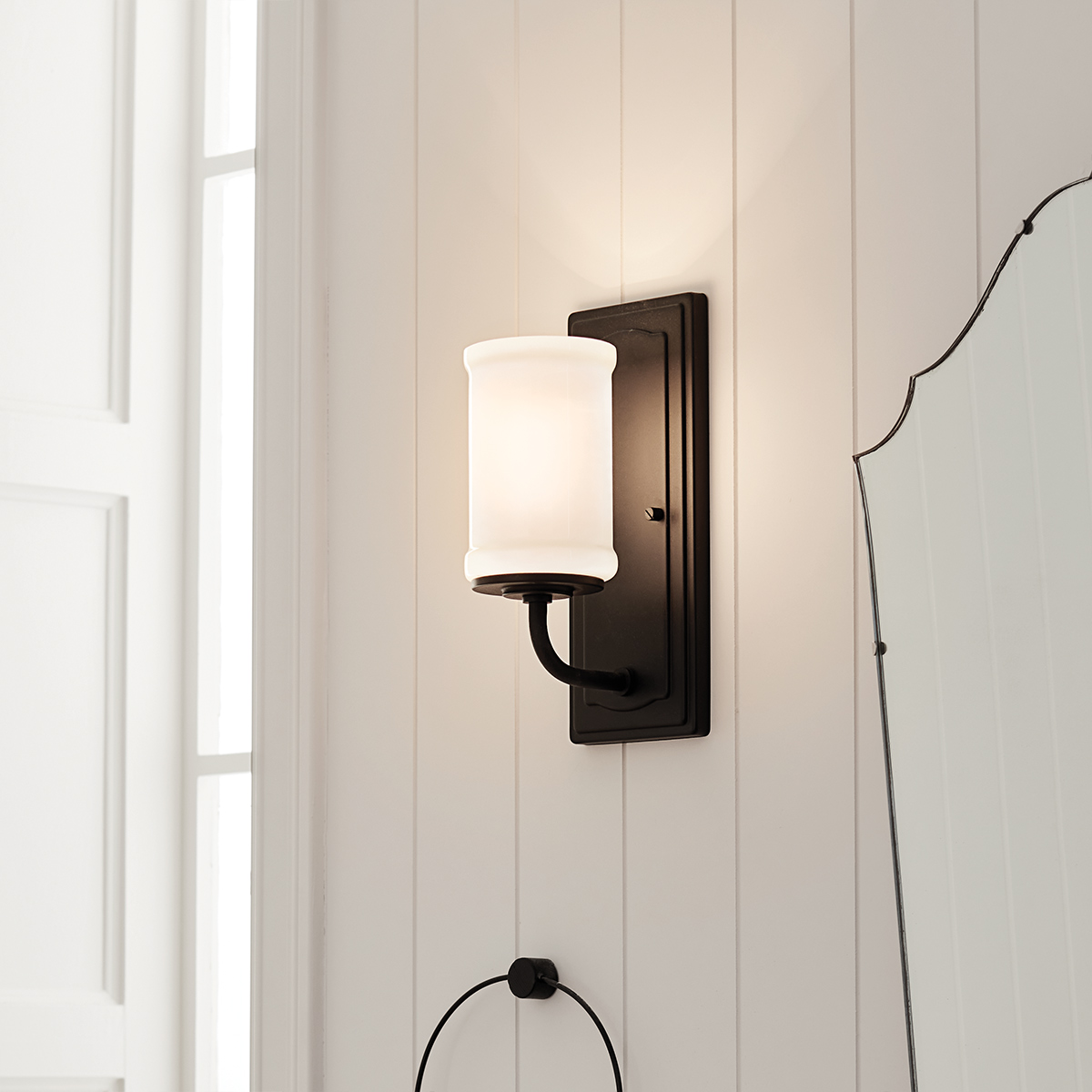 Vetivene 30cm Zwart badkamerlamp Van Elstead Lighting - Het stalen frame met een gestructureerd zwart oppervlak zorgt voor een exclusieve uitstraling, terwijl het cilindrische opalen glas een zacht en aangenaam licht verspreidt.