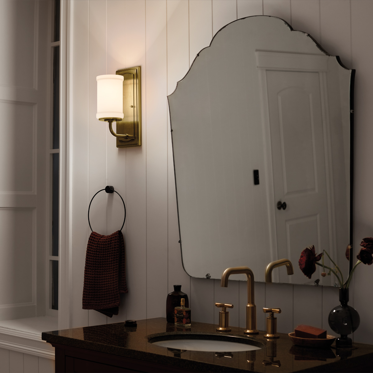 Vetivene 30cm Messing badkamerlamp Van Elstead Lighting - Het stalen frame met een messing afwerking zorgt voor een exclusieve uitstraling, terwijl het cilindrische opalen glas een zacht en aangenaam licht verspreidt.
