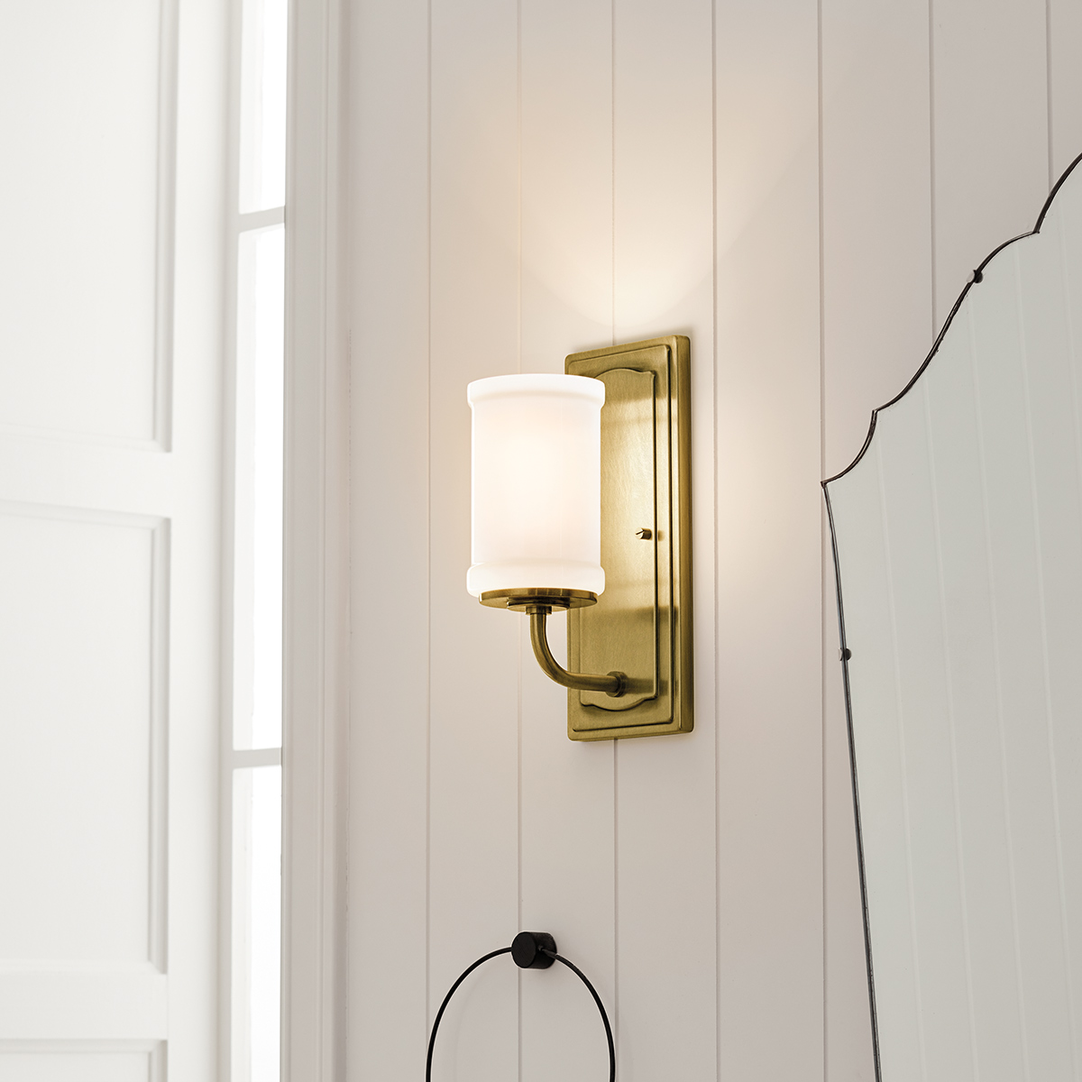Vetivene 30cm Messing badkamerlamp Van Elstead Lighting - Het stalen frame met een messing afwerking zorgt voor een exclusieve uitstraling, terwijl het cilindrische opalen glas een zacht en aangenaam licht verspreidt.