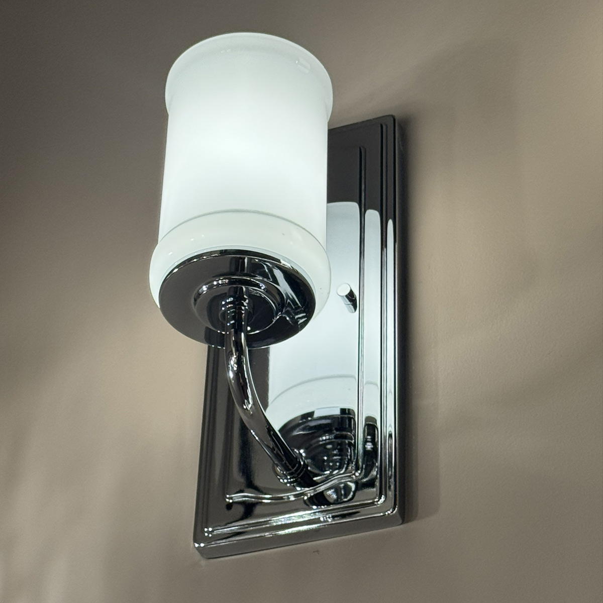 Vetivene 30cm Chroom badkamerlamp Van Elstead Lighting - Het stalen frame met een glanzende chroomafwerking zorgt voor een exclusieve uitstraling, terwijl het cilindrische opalen glas een zacht en aangenaam licht verspreidt.