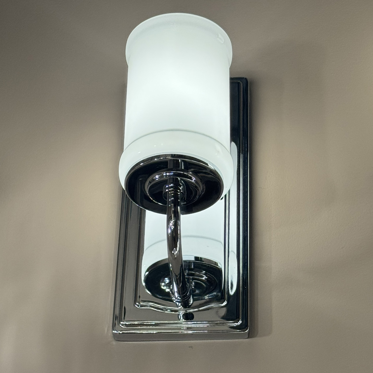 Vetivene 30cm Chroom badkamerlamp Van Elstead Lighting - Het stalen frame met een glanzende chroomafwerking zorgt voor een exclusieve uitstraling, terwijl het cilindrische opalen glas een zacht en aangenaam licht verspreidt.
