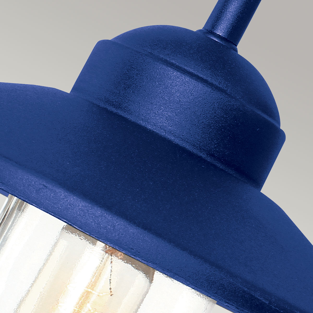 Klampenborg Ø28 Marineblauw buitenlamp Van Elstead Lighting - Tillverkad av rostfritt st&aring;l i marinbl&aring; finish och glas, erbjuder den en robust konstruktion som st&aring;r emot v&auml;der och vind.