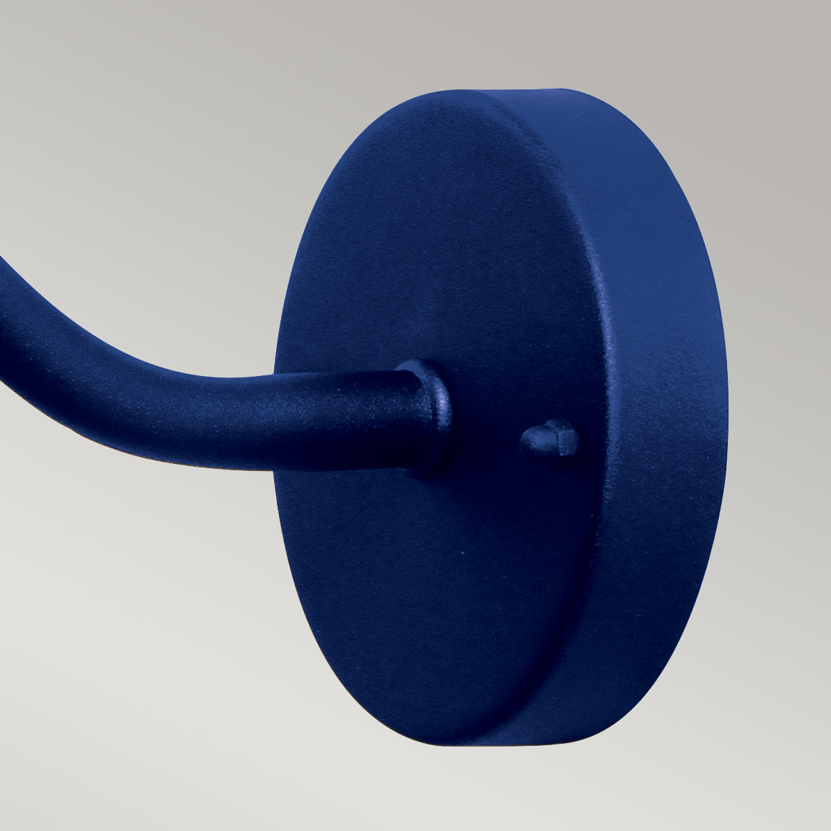 Klampenborg Ø28 Marineblauw buitenlamp Van Elstead Lighting - Tillverkad av rostfritt st&aring;l i marinbl&aring; finish och glas, erbjuder den en robust konstruktion som st&aring;r emot v&auml;der och vind.