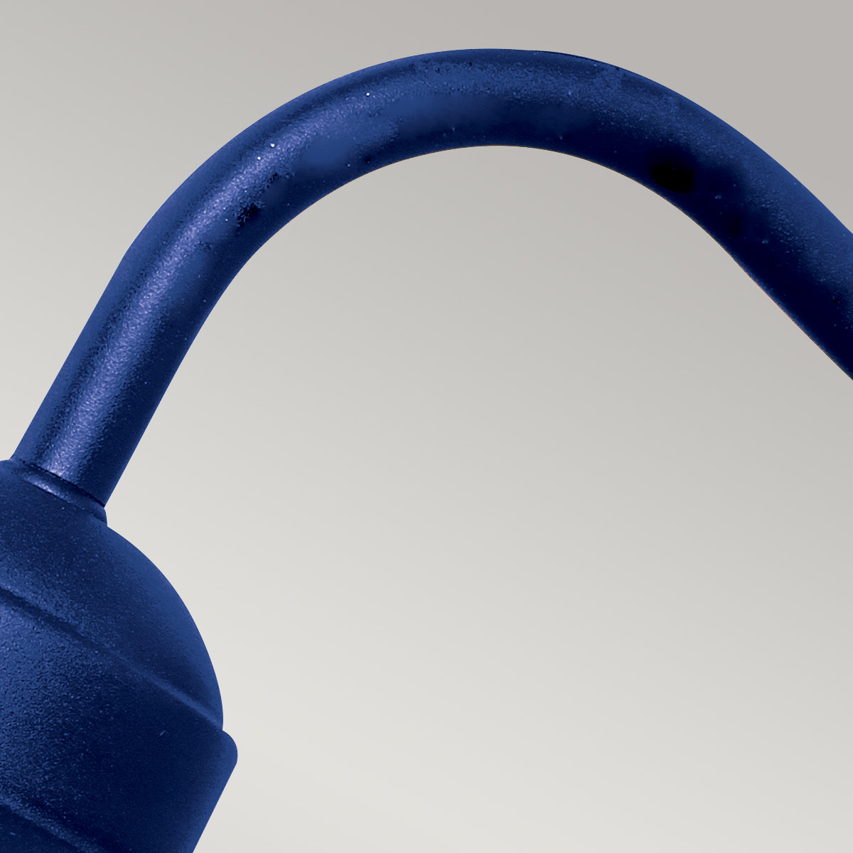 Klampenborg Ø28 Marineblauw buitenlamp Van Elstead Lighting - Tillverkad av rostfritt st&aring;l i marinbl&aring; finish och glas, erbjuder den en robust konstruktion som st&aring;r emot v&auml;der och vind.