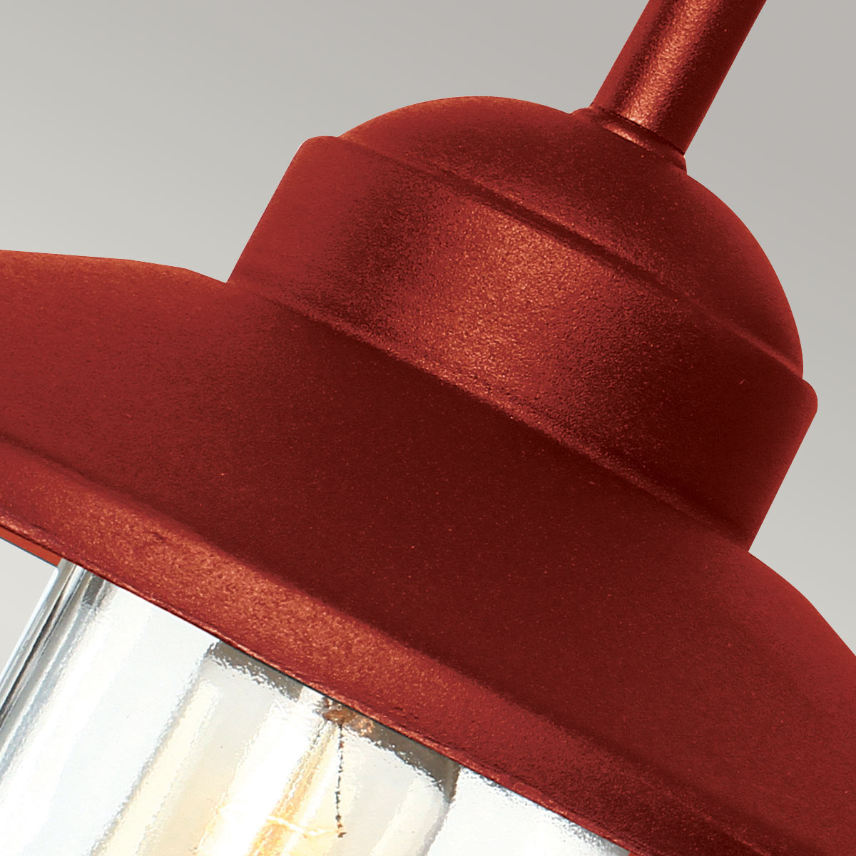 Klampenborg Ø28 ROOD buitenlamp Van Elstead Lighting - Tillverkad av rostfritt st&aring;l i oxid r&ouml;d finish och glas, erbjuder den en robust konstruktion som st&aring;r emot v&auml;der och vind.
