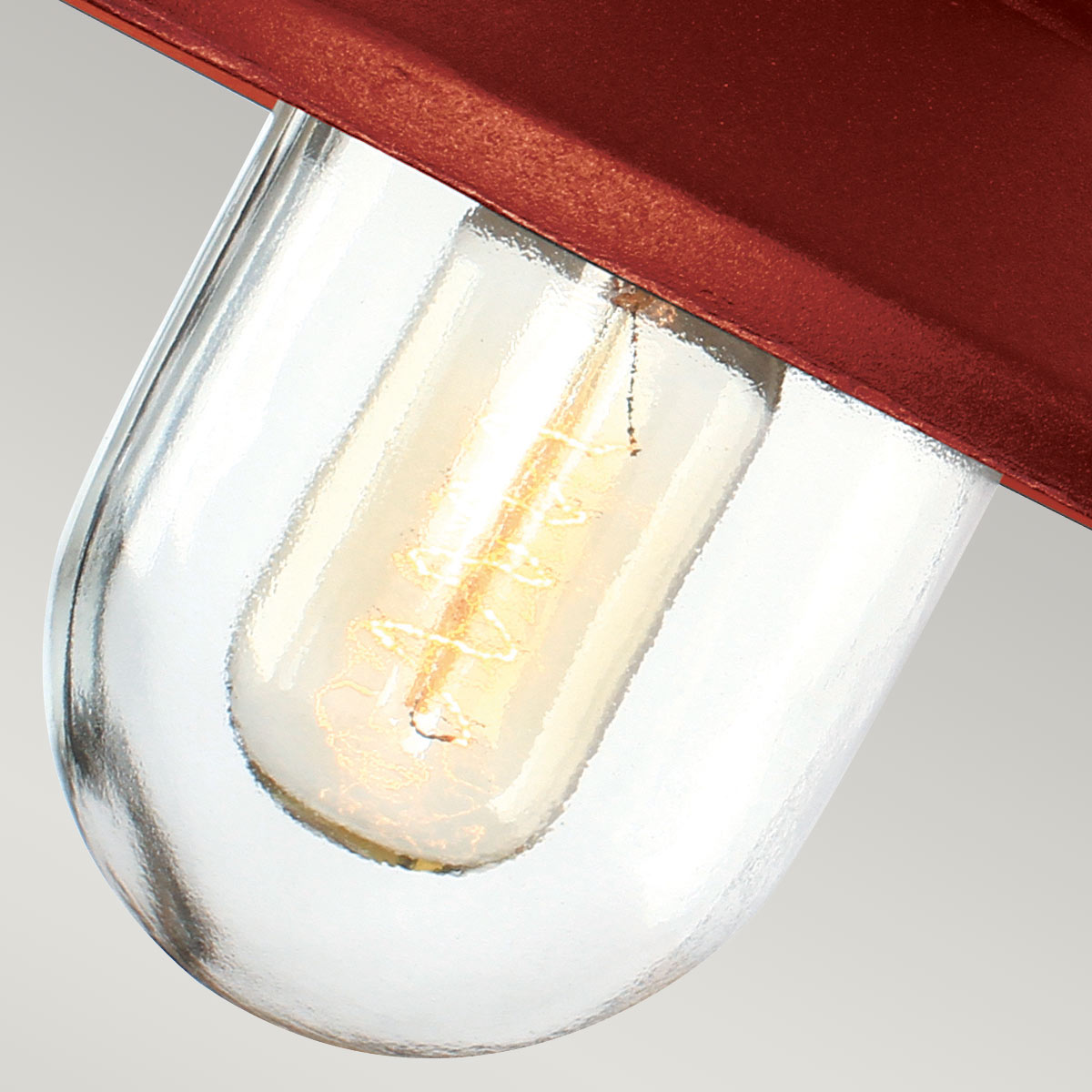 Klampenborg Ø28 ROOD buitenlamp Van Elstead Lighting - Tillverkad av rostfritt st&aring;l i oxid r&ouml;d finish och glas, erbjuder den en robust konstruktion som st&aring;r emot v&auml;der och vind.