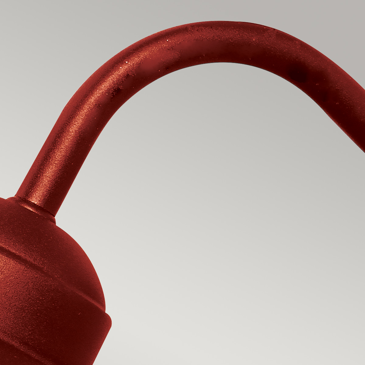 Klampenborg Ø28 ROOD buitenlamp Van Elstead Lighting - Tillverkad av rostfritt st&aring;l i oxid r&ouml;d finish och glas, erbjuder den en robust konstruktion som st&aring;r emot v&auml;der och vind.