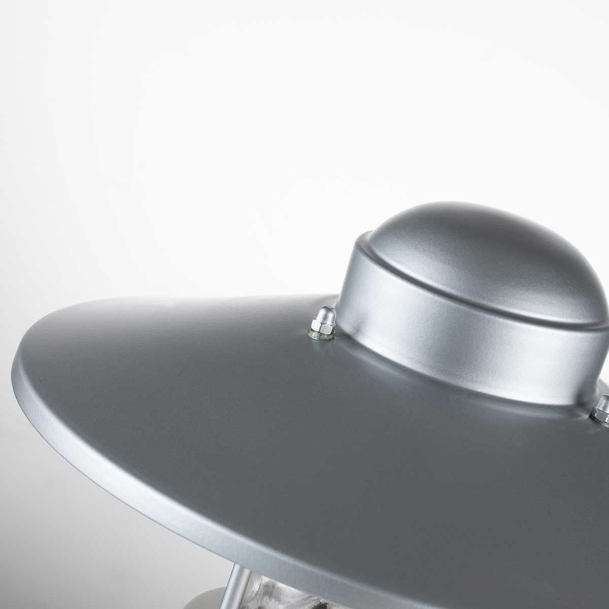 Klampenborg 32cm Zilver Van Elstead Lighting - Tillverkad av rostfritt st&aring;l i silverfinish och glas, erbjuder den en robust konstruktion som st&aring;r emot v&auml;der och vind.