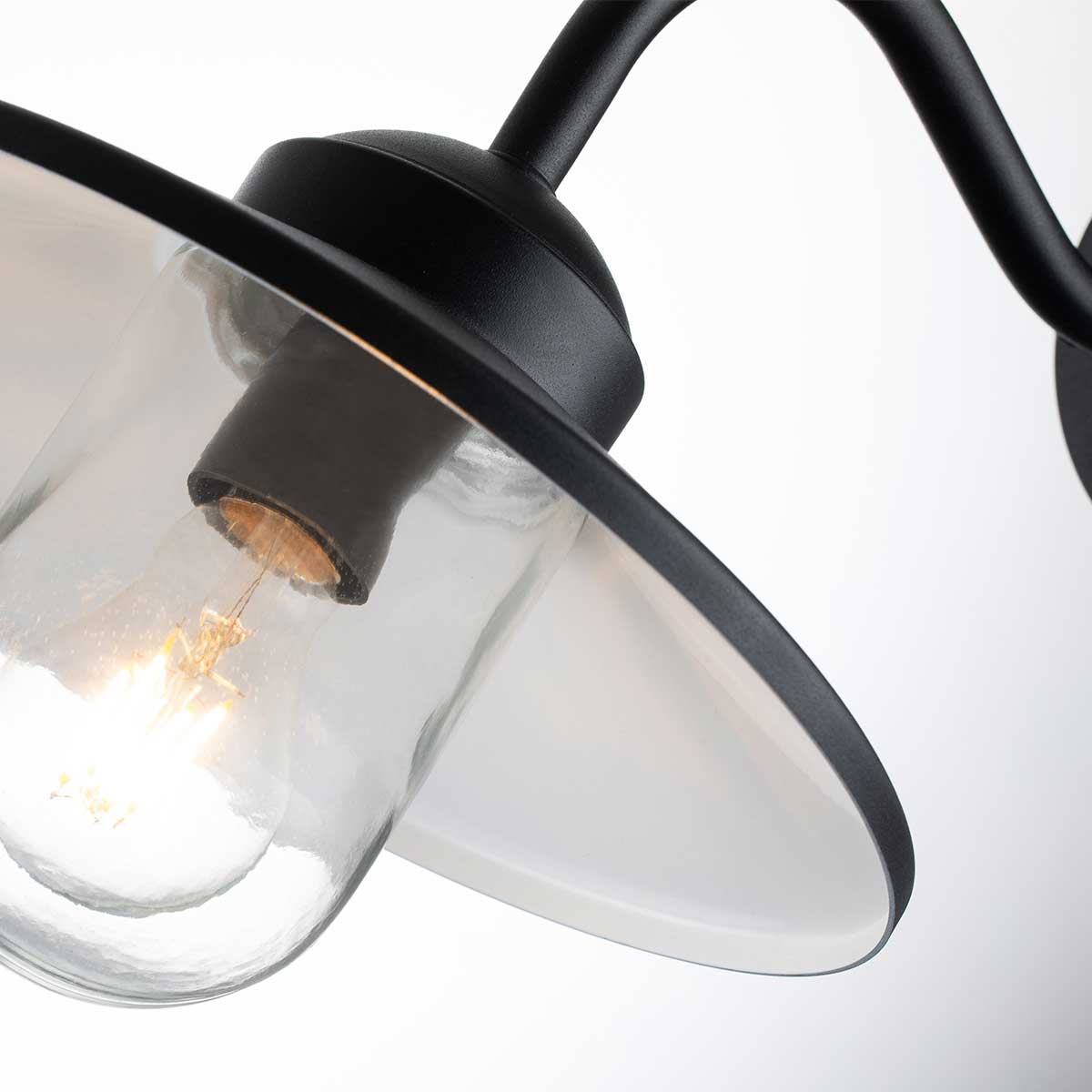 Klampenborg Ø28 Zwart buitenlamp Van Elstead Lighting - De lamp heeft een ingebouwde bewegingssensor, waardoor hij ideaal is voor plaatsing in de hal, garage of winkel voor extra veiligheid en gemak.