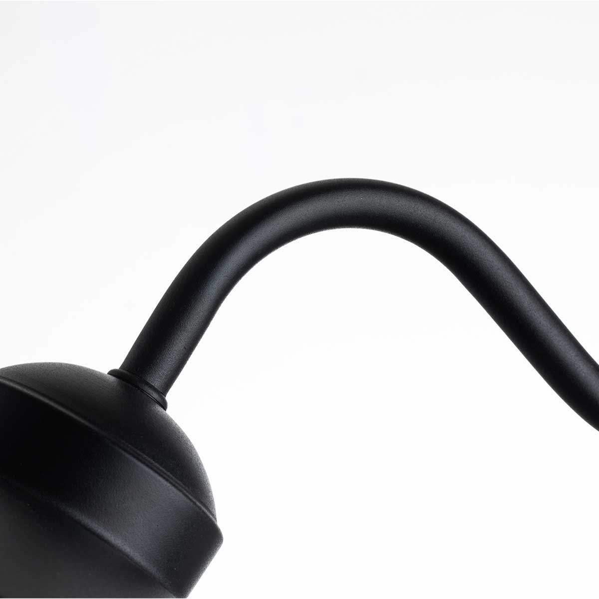 Klampenborg Ø28 Zwart buitenlamp Van Elstead Lighting - De lamp heeft een ingebouwde bewegingssensor, waardoor hij ideaal is voor plaatsing in de hal, garage of winkel voor extra veiligheid en gemak.