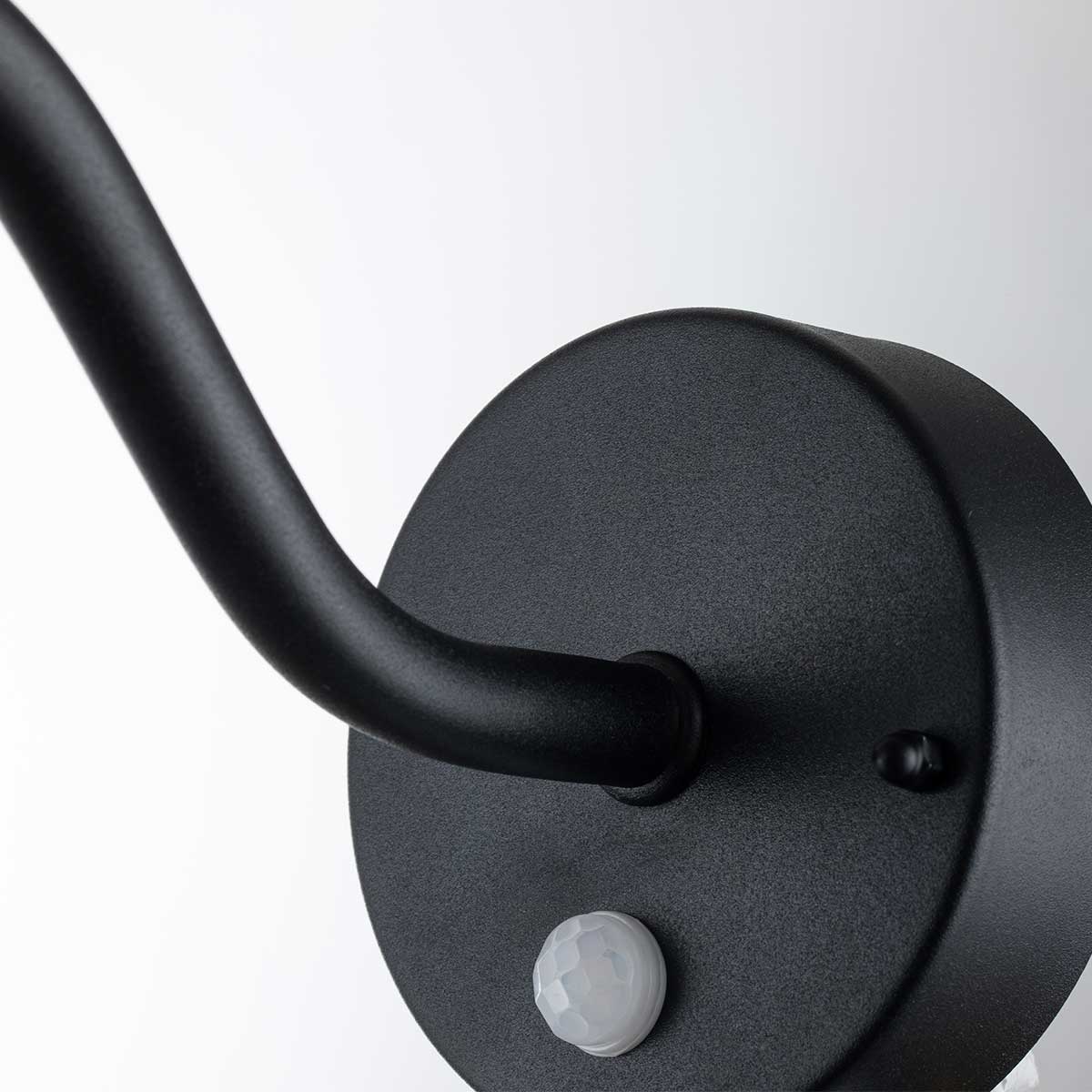 Klampenborg Ø28 Zwart buitenlamp Van Elstead Lighting - De lamp heeft een ingebouwde bewegingssensor, waardoor hij ideaal is voor plaatsing in de hal, garage of winkel voor extra veiligheid en gemak.