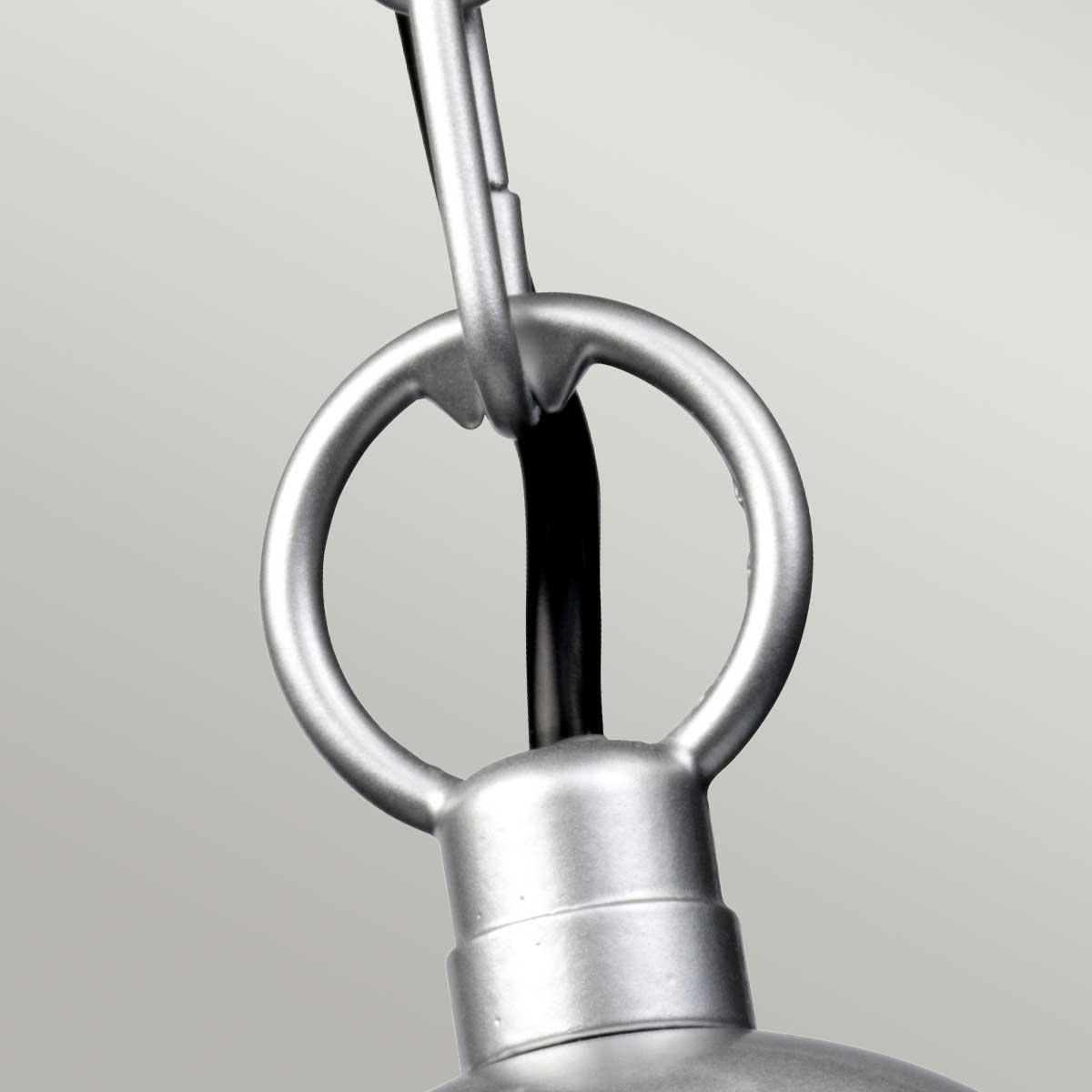 Klampenborg Ø28 Zilver Van Elstead Lighting - Tillverkad av rostfritt st&aring;l i silverfinish och glas, erbjuder den en robust konstruktion som st&aring;r emot v&auml;der och vind.