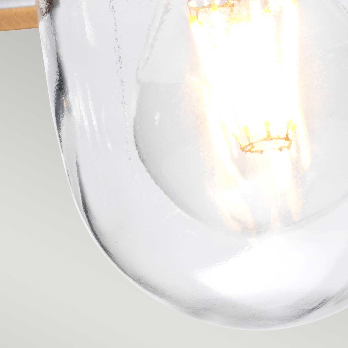 Klampenborg Ø28 Zilver Van Elstead Lighting - Tillverkad av rostfritt st&aring;l i silverfinish och glas, erbjuder den en robust konstruktion som st&aring;r emot v&auml;der och vind.