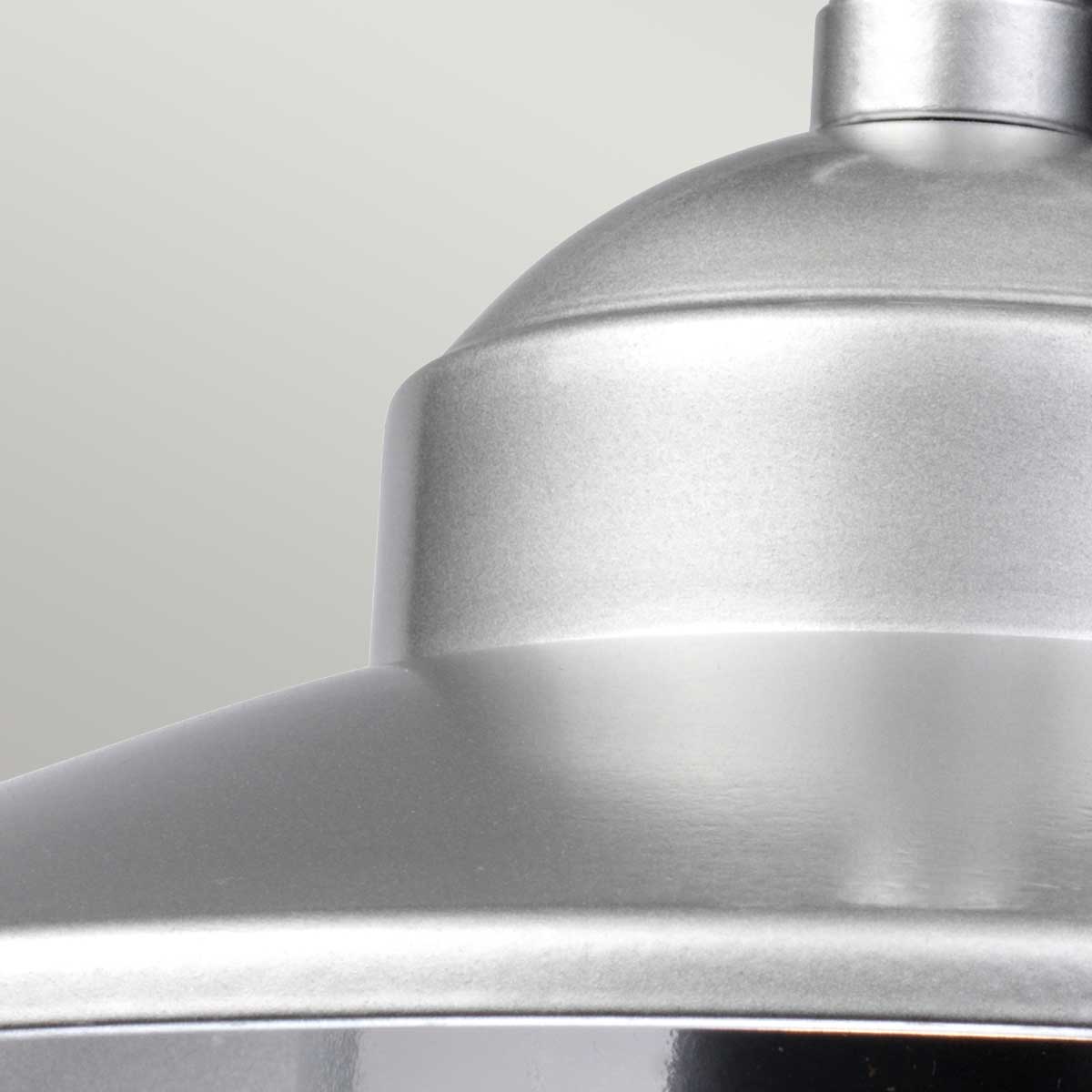 Klampenborg Ø28 Zilver Van Elstead Lighting - Tillverkad av rostfritt st&aring;l i silverfinish och glas, erbjuder den en robust konstruktion som st&aring;r emot v&auml;der och vind.