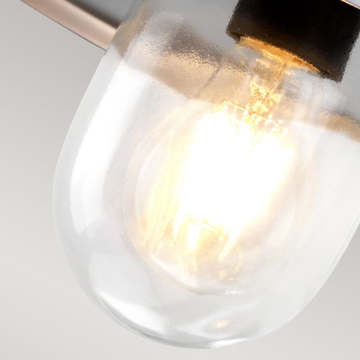Klampenborg Ø28 Zilver buitenlamp Van Elstead Lighting - Tillverkad av rostfritt st&aring;l i silverfinish och glas, erbjuder den en robust konstruktion som st&aring;r emot v&auml;der och vind.