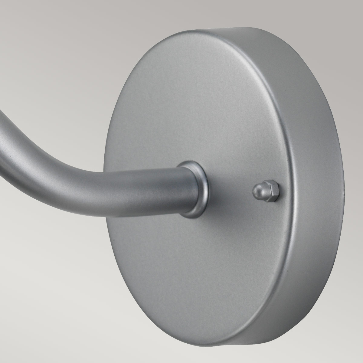 Klampenborg Ø28 Zilver buitenlamp Van Elstead Lighting - Tillverkad av rostfritt st&aring;l i silverfinish och glas, erbjuder den en robust konstruktion som st&aring;r emot v&auml;der och vind.