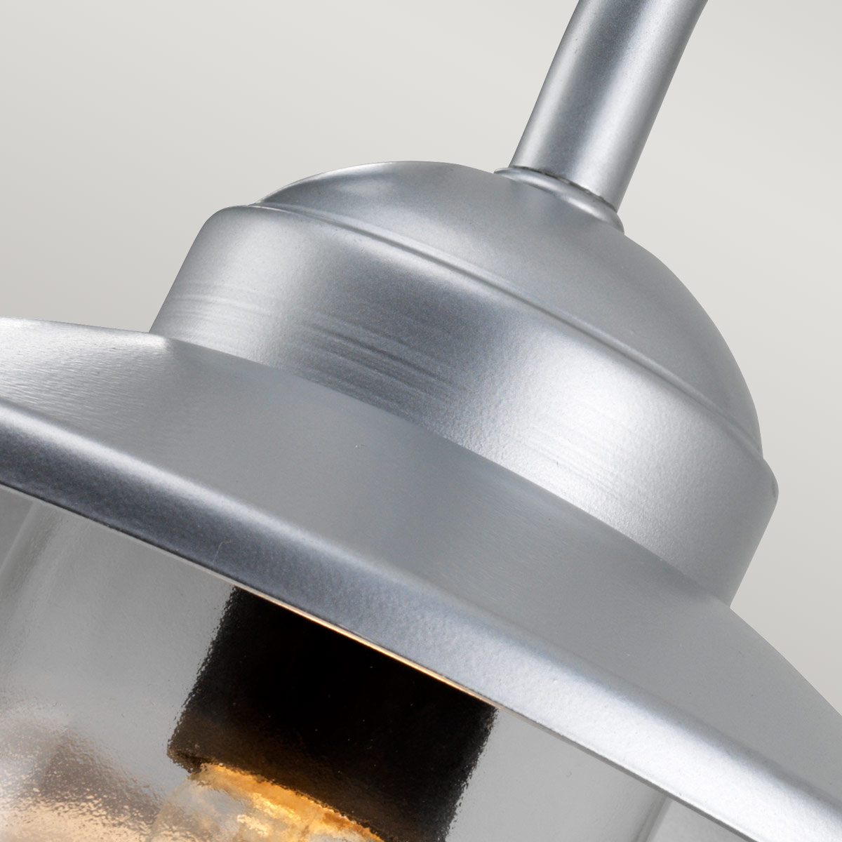 Klampenborg Ø28 Zilver buitenlamp Van Elstead Lighting - Tillverkad av rostfritt st&aring;l i silverfinish och glas, erbjuder den en robust konstruktion som st&aring;r emot v&auml;der och vind.