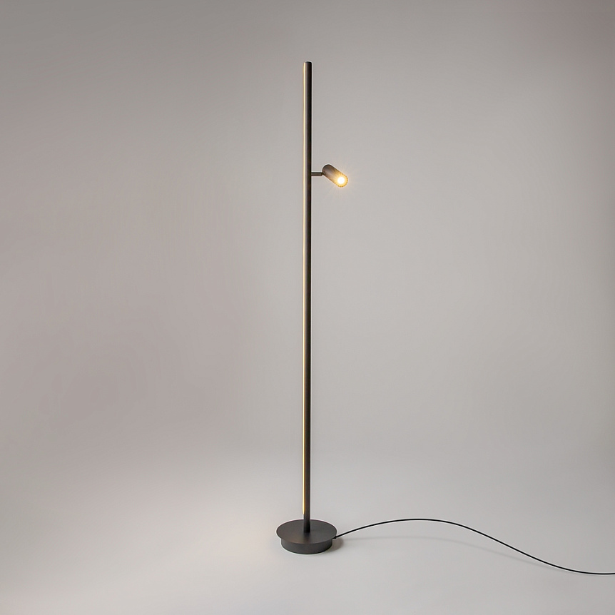 Thin Zwart vloerlamp Van Maytoni - Over de gehele lengte van de lamp loopt een discrete ledstrip, die zacht, algemeen licht in de kamer verspreidt en een warme sfeer cre&euml;ert.