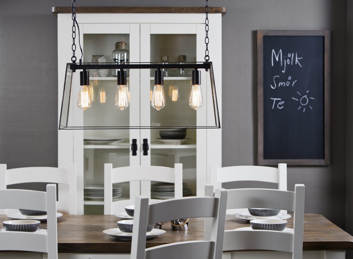 Diplomat 72cm Zwart hanglamp Van Aneta Lighting - De Diplomat plafondlamp heeft een klassiek design in zwart gelakt metaal en helder glas.