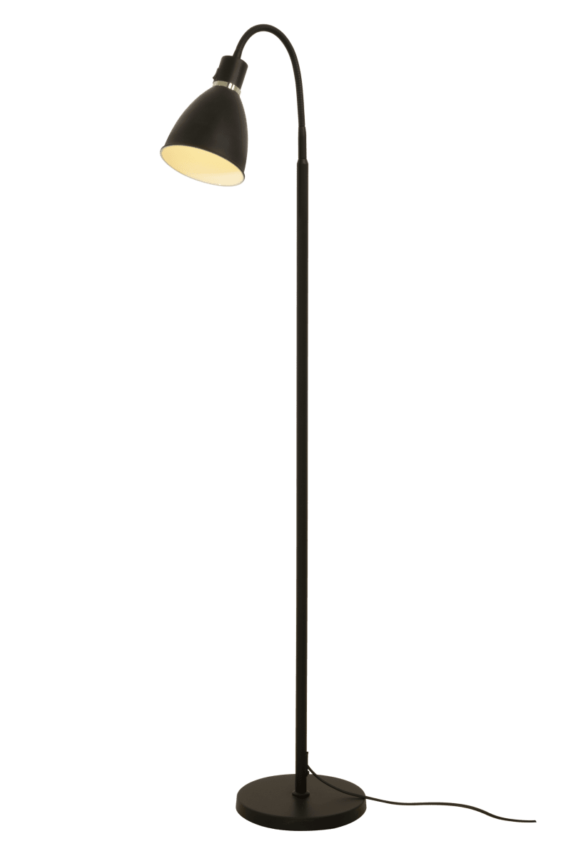 Idre 1 Zwart vloerlamp Van Aneta Lighting - Idre is een stijlvolle staande lamp in matzwart metaal met een elegante decoratieve ring in chroom.