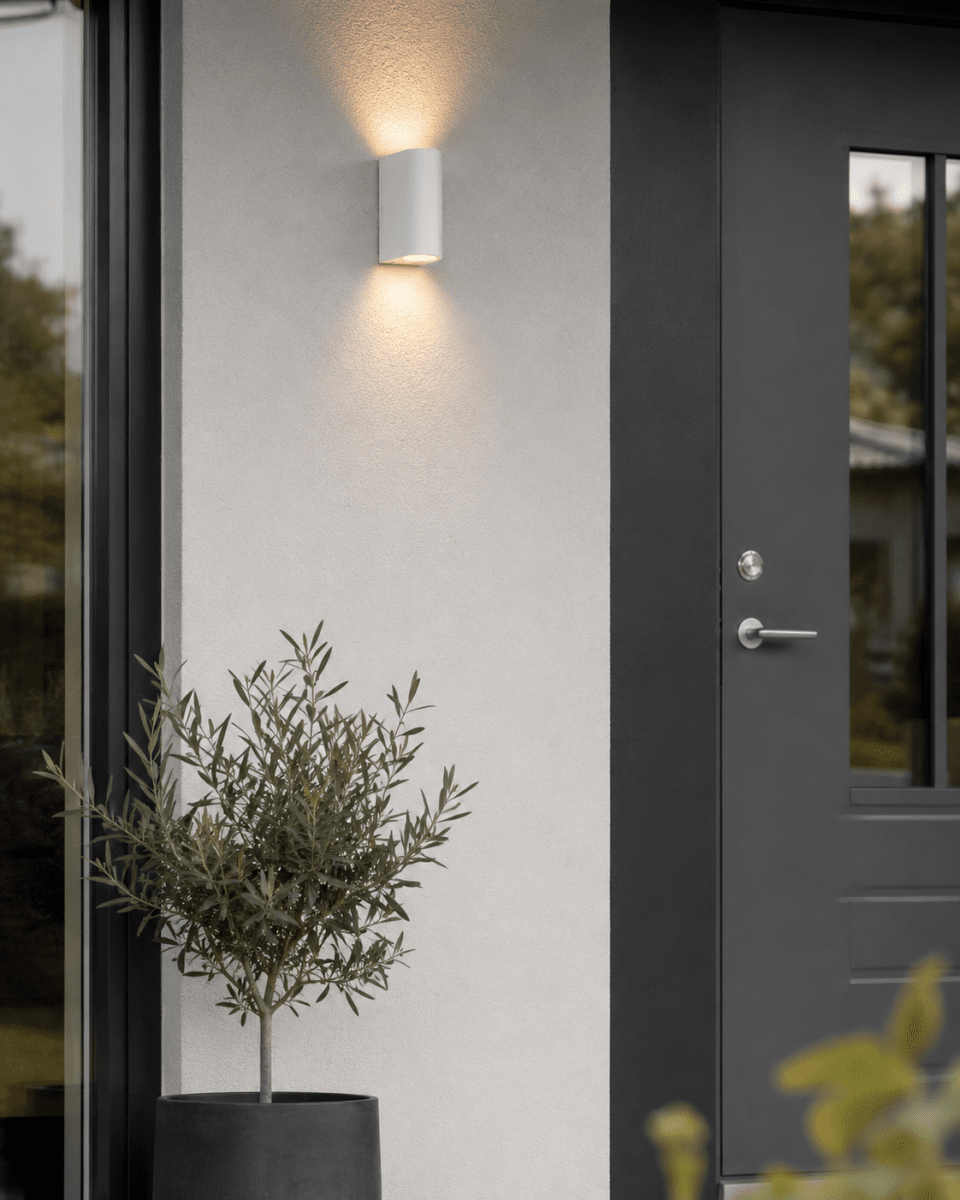 Tor Duo Wit buitenlamp Van Lampan - Lampan lyser fint ner och upp p&aring; v&auml;ggen och skapar en h&auml;rlig atmosf&auml;r.
