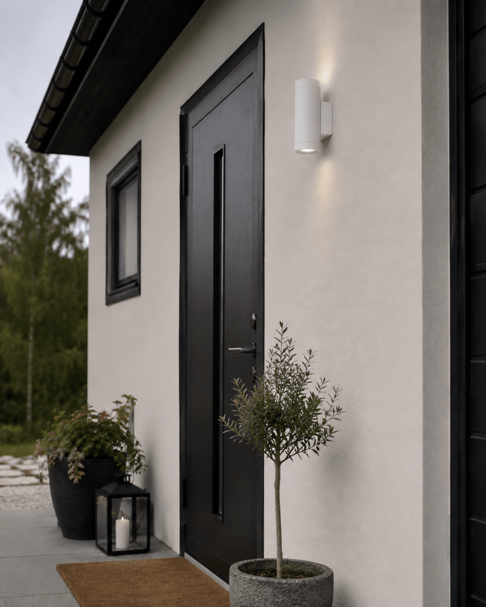 Oden Duo Wit buitenlamp Van Lampan - Lampan lyser fint b&aring;de upp och ner p&aring; v&auml;ggen.