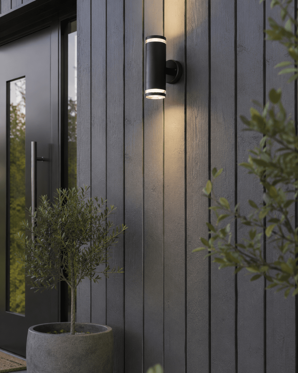 Cylinder Duo Zwart buitenlamp Van Lampan - Lampan lyser fint b&aring;de upp och ner p&aring; v&auml;ggen.