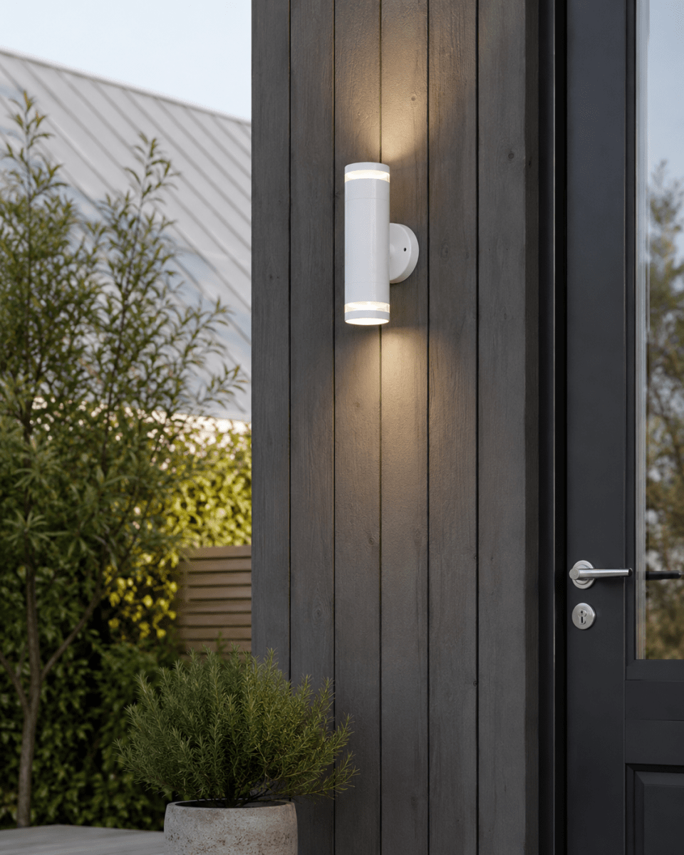 Cylinder Duo Wit buitenlamp Van Lampan - Lampan lyser fint b&aring;de upp och ner p&aring; v&auml;ggen.