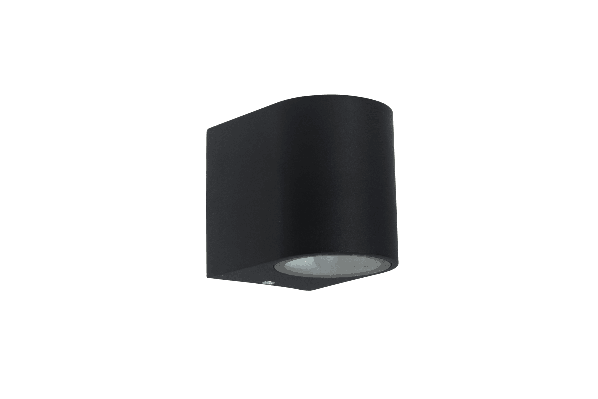 Tor Single Zwart buitenlamp Van Lampan - Lampan lyser fint ner p&aring; v&auml;ggen och skapar en h&auml;rlig atmosf&auml;r.