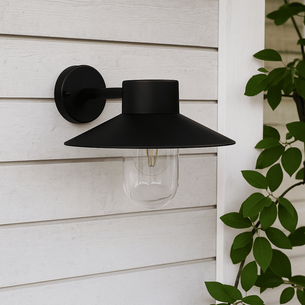 Onsala Zwart buitenlamp Van Nordic Lighting - Onsala is een klassieke wandlamp in zwart, gemaakt van aluminium en helder glas.