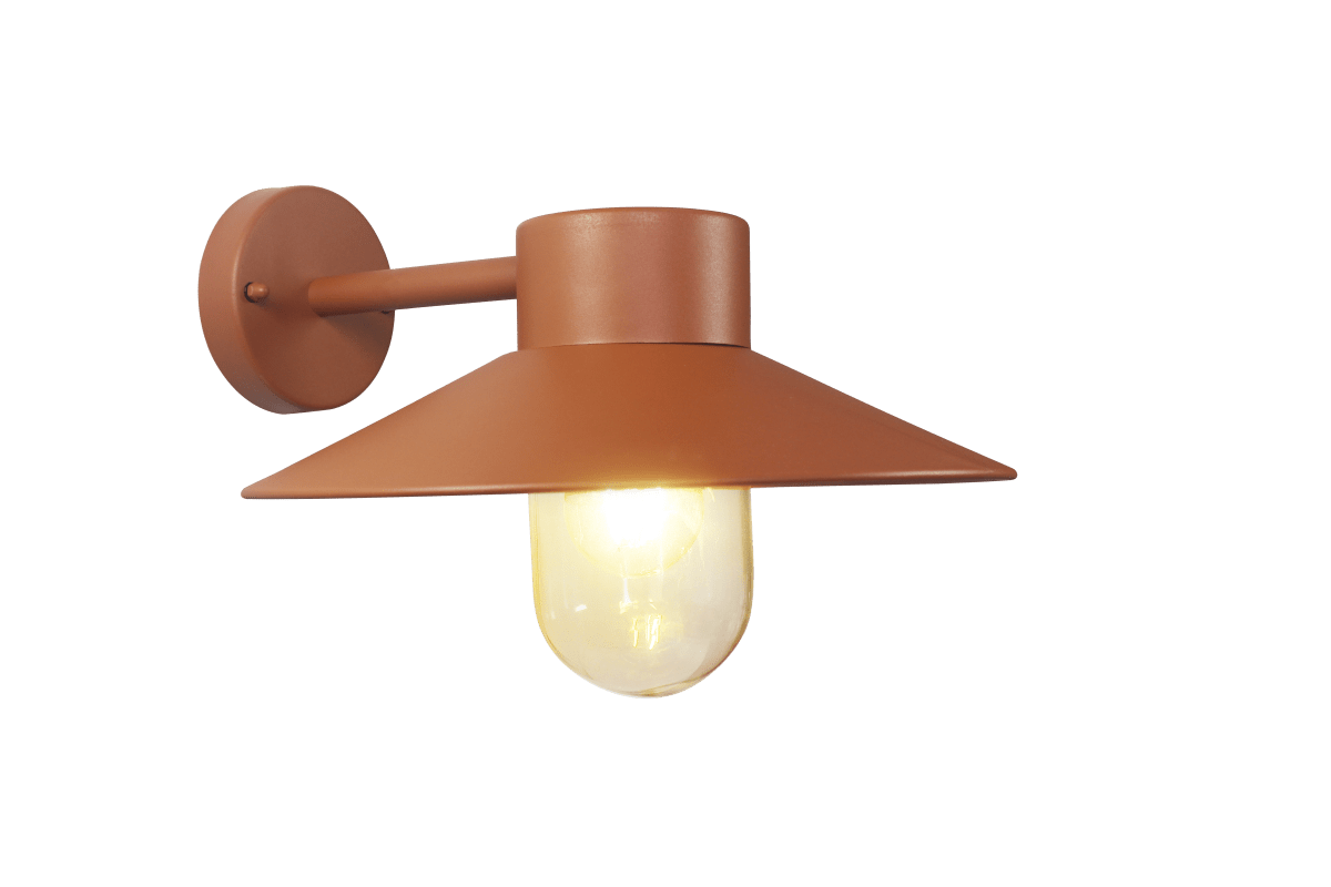 Onsala Roest buitenlamp Van Nordic Lighting - Onsala is een klassieke wandlamp in roest/oranje, gemaakt van aluminium en helder glas.