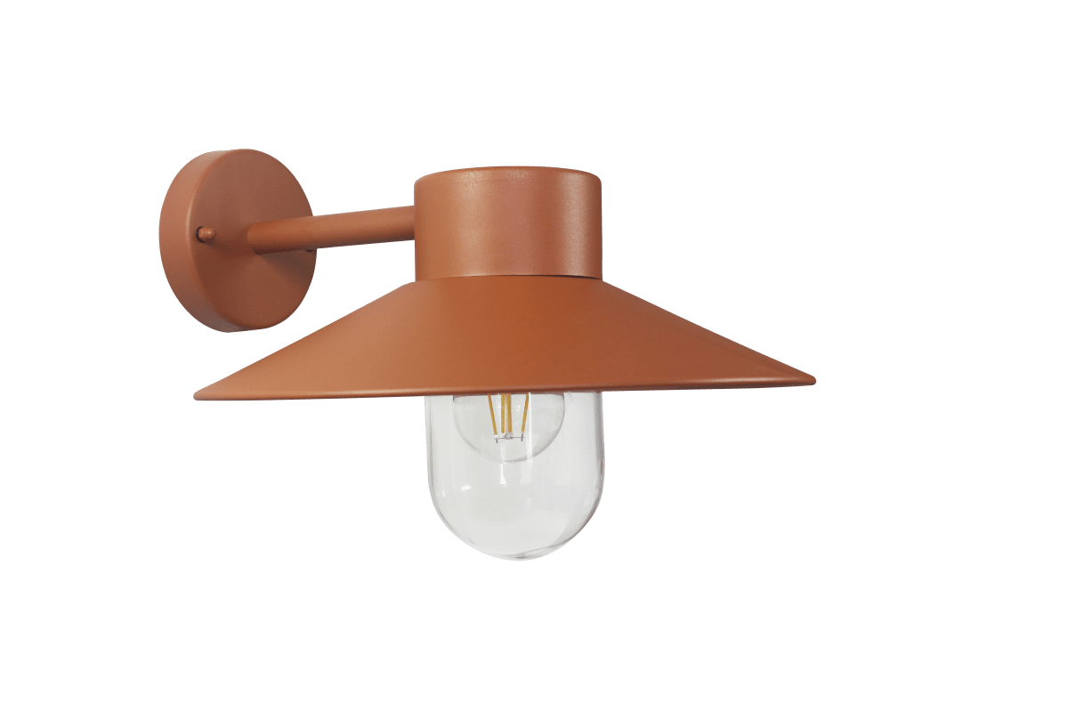 Onsala Roest buitenlamp Van Nordic Lighting - Onsala is een klassieke wandlamp in roest/oranje, gemaakt van aluminium en helder glas.