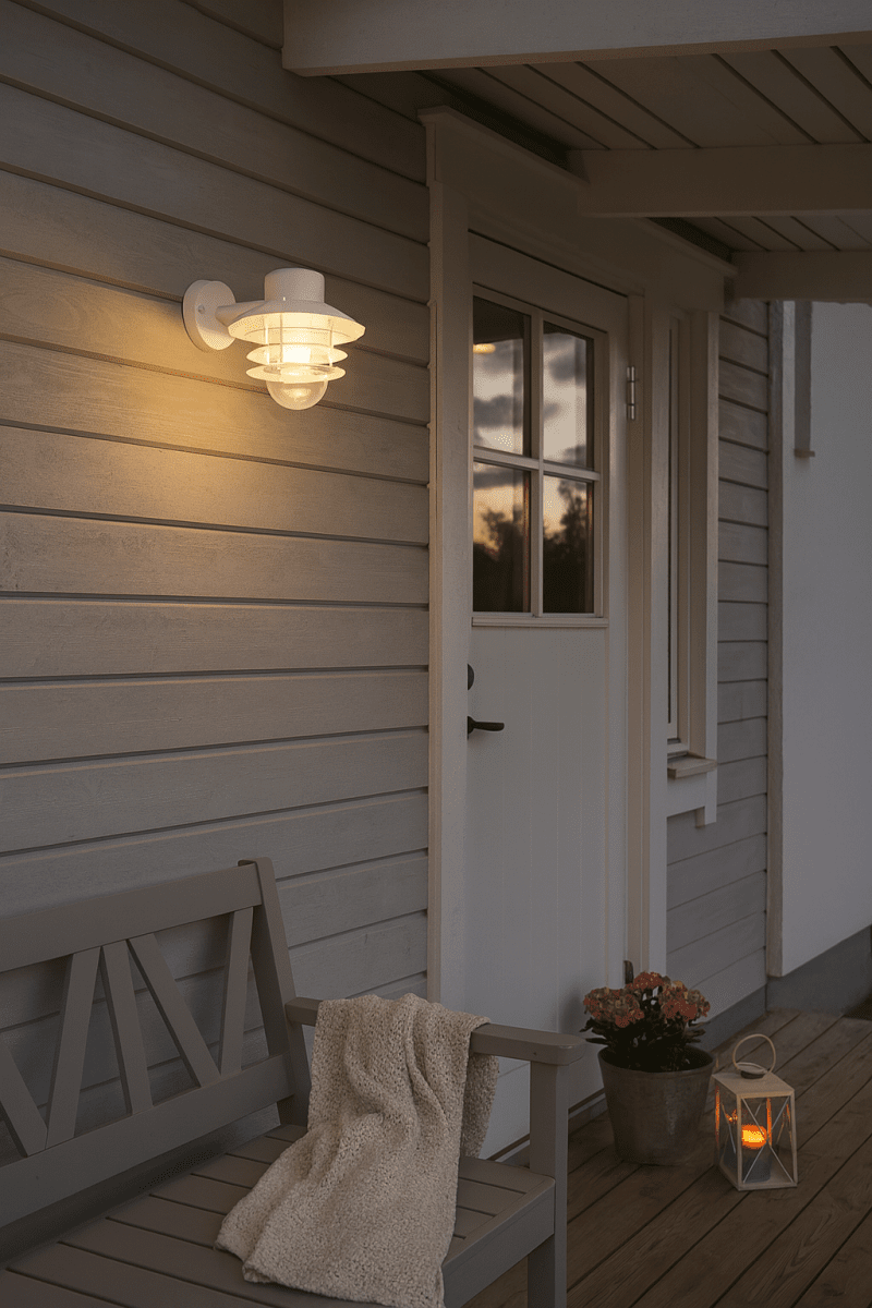 Ystad Wit buitenlamp Van Nordic Lighting - Het licht verspreidt zich aangenaam door het glas en cre&euml;ert een gastvrije sfeer bij de entree, aan de gevel of langs de huismuur.