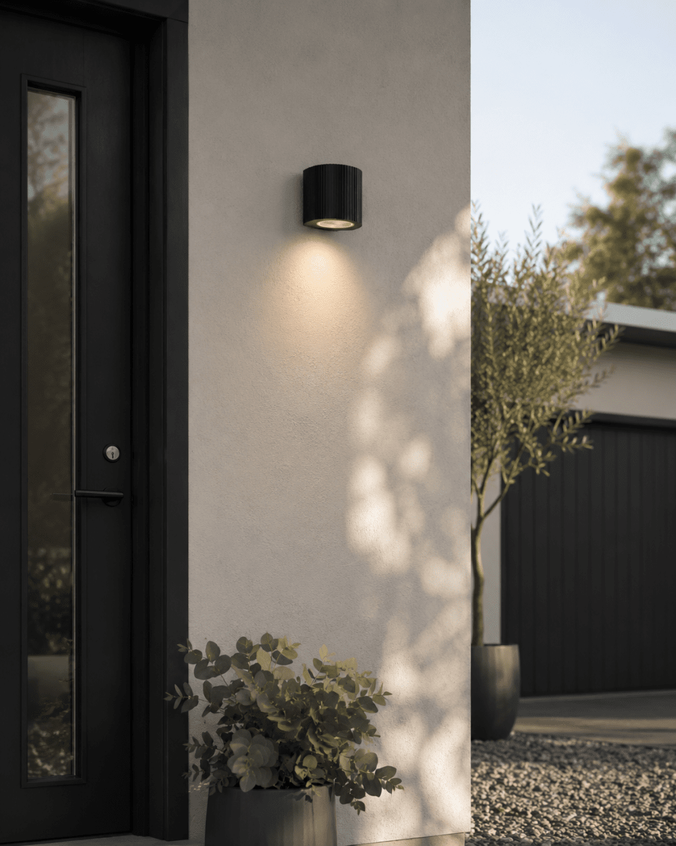 Freja Single Zwart buitenlamp Van Lampan - Gemaakt van zwart gelakt metaal met een decoratieve ribbelstructuur die de lamp een levendige en exclusieve look geeft.