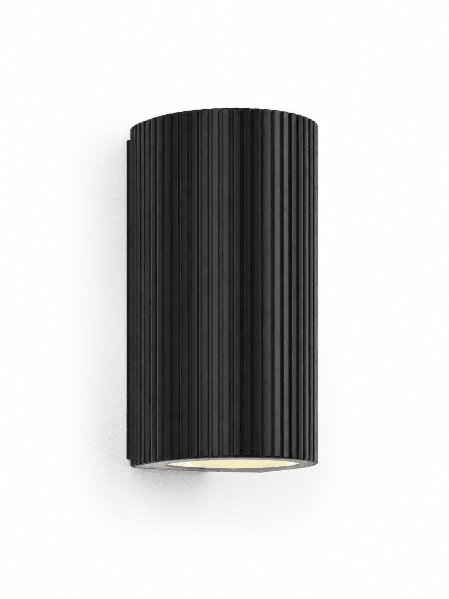 Freja Duo Zwart buitenlamp Van Lampan - Het licht wordt zowel naar boven als naar beneden gericht en cre&euml;ert een prachtig lichteffect dat de gevel accentueert en een uitnodigende indruk geeft.
