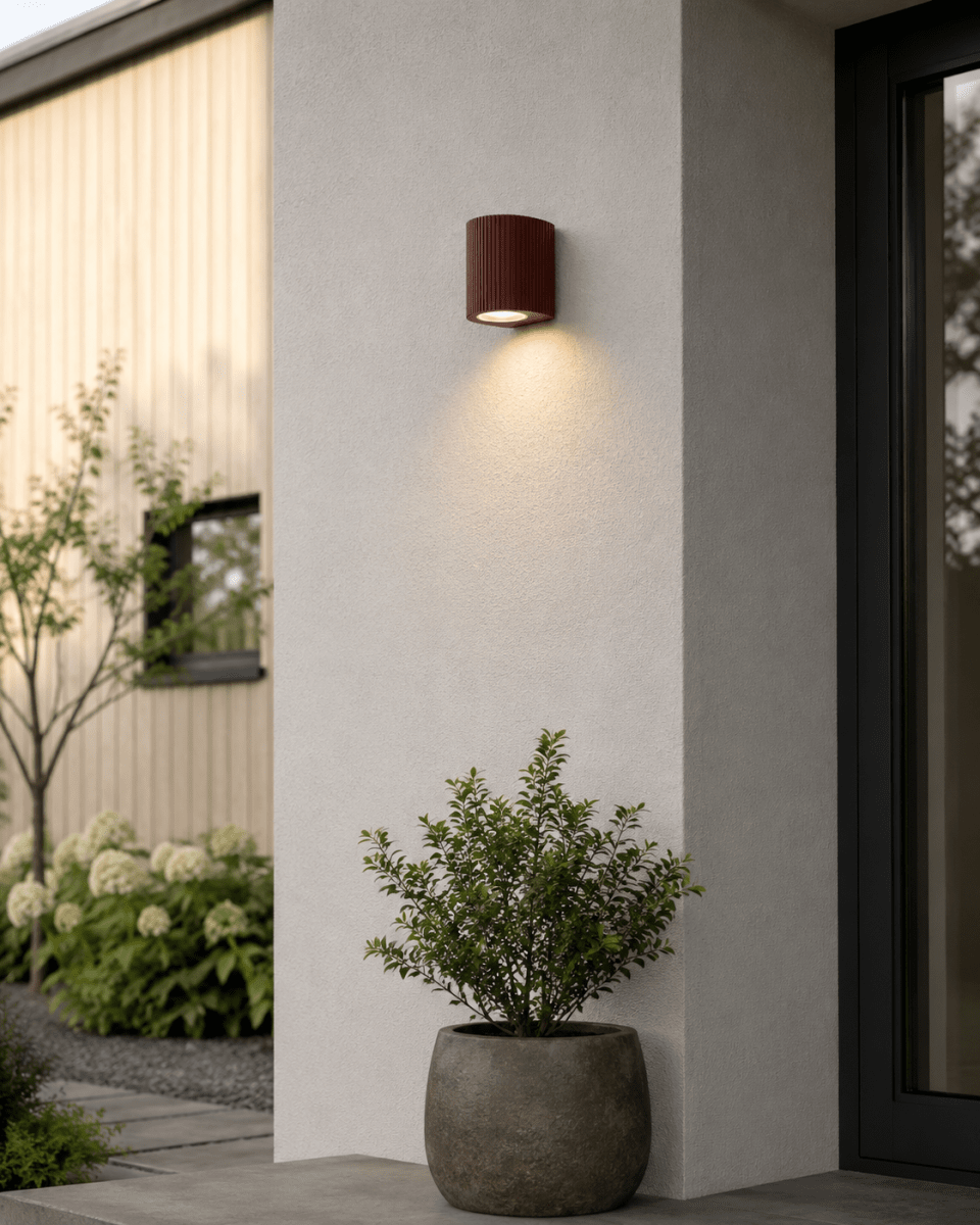 Freja Single Roest buitenlamp Van Lampan - Gemaakt van metaal met een roestbruine/oranje afwerking en een decoratieve ribbelstructuur die de lamp een levendige en exclusieve look geeft.