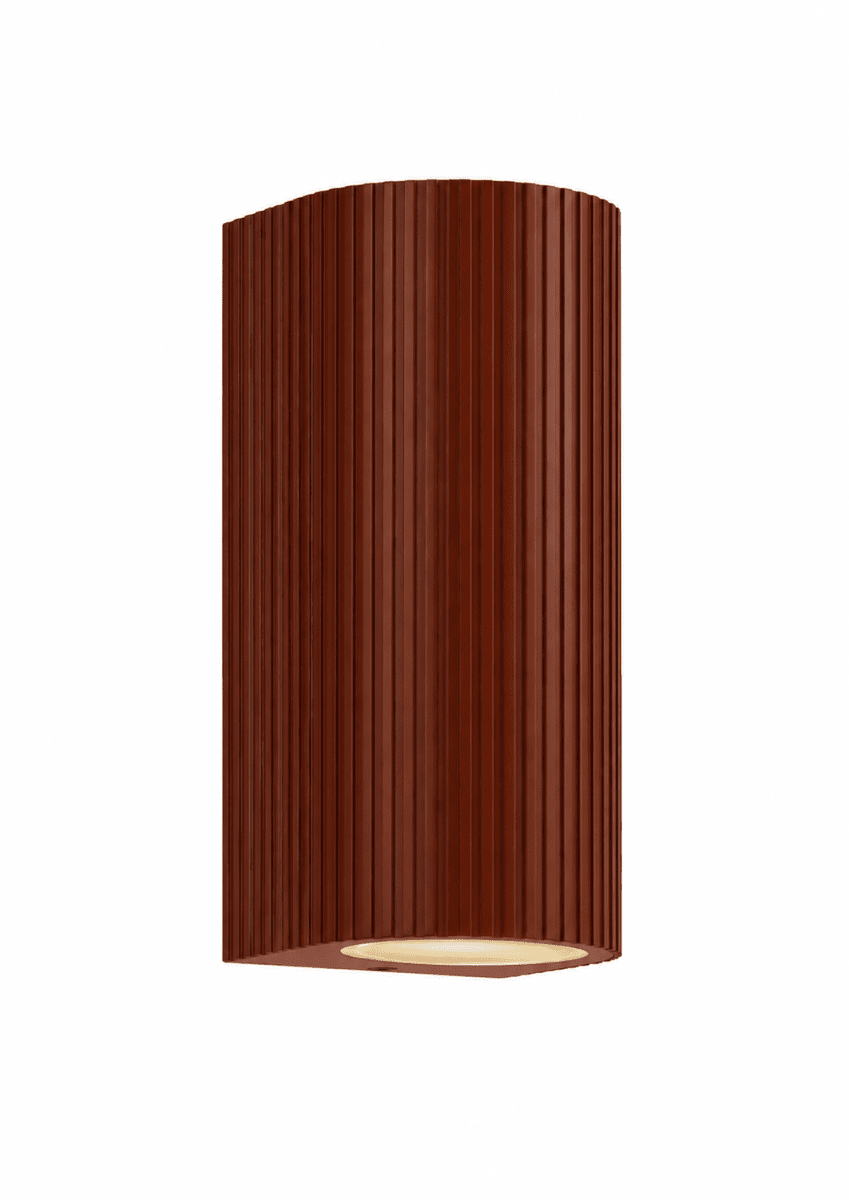 Freja Duo Roest buitenlamp Van Lampan - Gemaakt van metaal met een roestbruine/oranje afwerking en een decoratieve ribbelstructuur die de lamp een levendige en exclusieve look geeft.