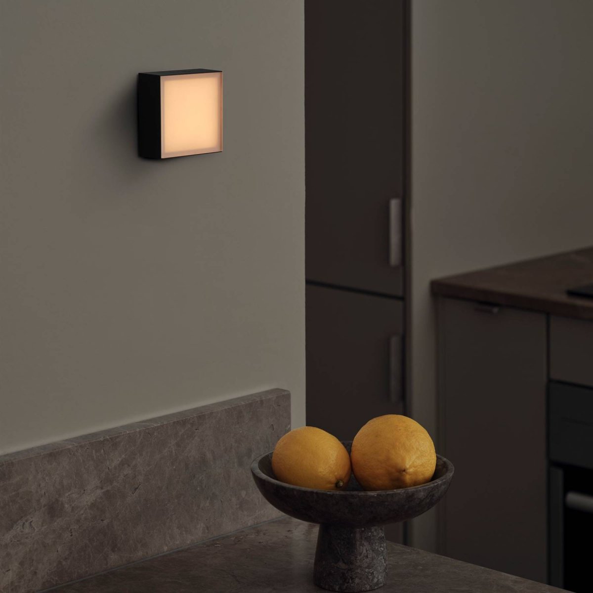 LAMP 1 - EU Zwart Van Avolt - Deze handige kleine lamp kan direct in het stopcontact (230V) worden gestoken en is perfect als nachtlampje of sfeerverlichting in de hal, slaapkamer of andere ruimtes waar u een zacht licht wilt.