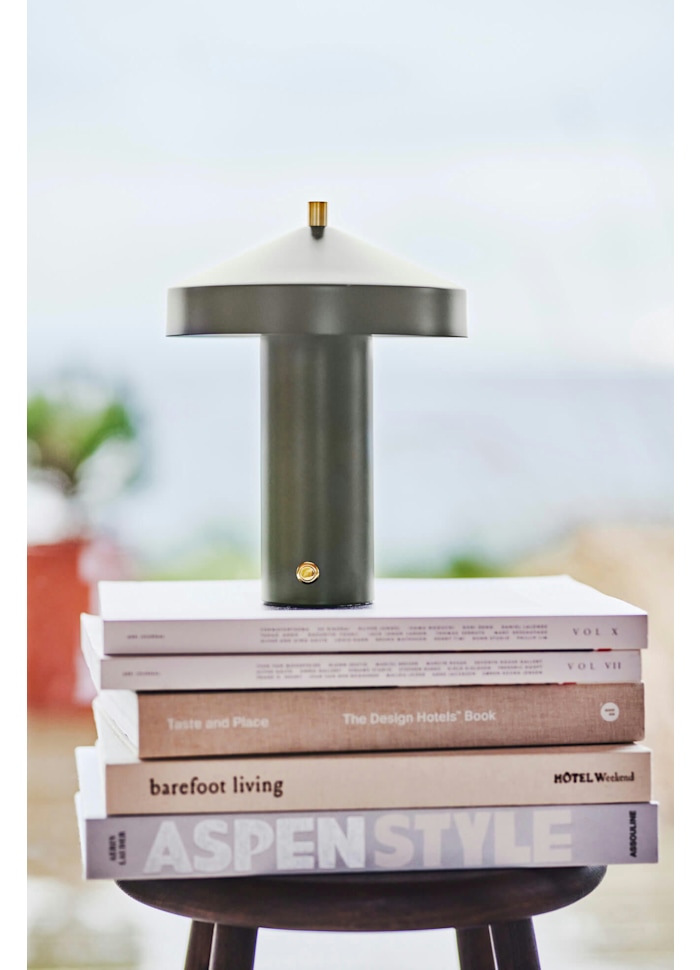 Hatto 25cm Groente Draagbare Van OYOY - Met een dimfunctie in drie standen en energiezuinige ledverlichting biedt hij verstelbaar en comfortabel licht voor verschillende behoeften.