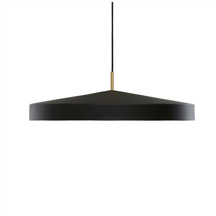 Hatto Ø65 Zwart hanglamp Van OYOY - De Hatto hanglamp in het zwart heeft een stijlvol design met een matte afwerking, elegante messing details en een textielsnoer.