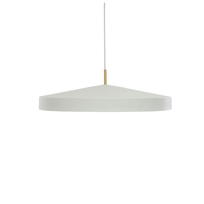 Hatto Ø65 Wit hanglamp Van OYOY - De Hatto hanglamp in het wit heeft een stijlvol design met een matte afwerking, elegante messing details en een textielsnoer.