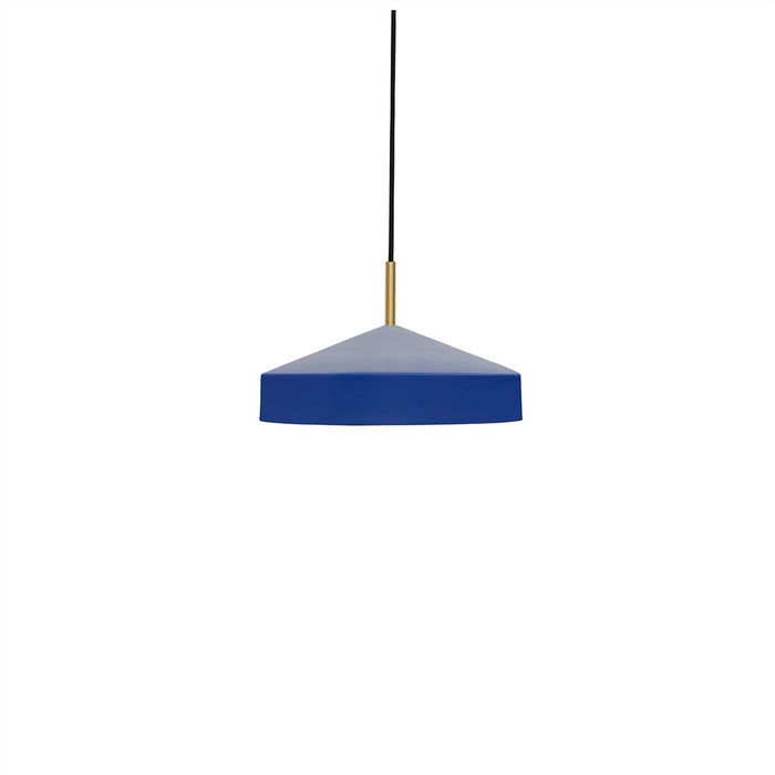  Hatto Ø30 Blauw hanglamp Van OYOY - De Hatto hanglamp in blauw heeft een stijlvol design met een matte afwerking, elegante messing details en een textielsnoer.