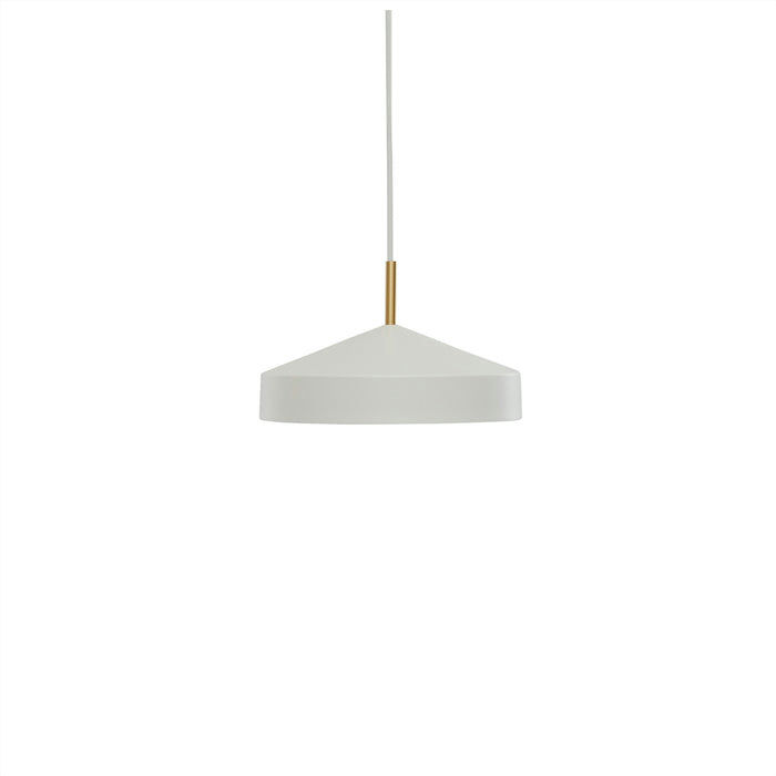 Hatto Ø30 Wit hanglamp Van OYOY - De Hatto hanglamp in het wit heeft een stijlvol design met een matte afwerking, elegante messing details en een textielsnoer.