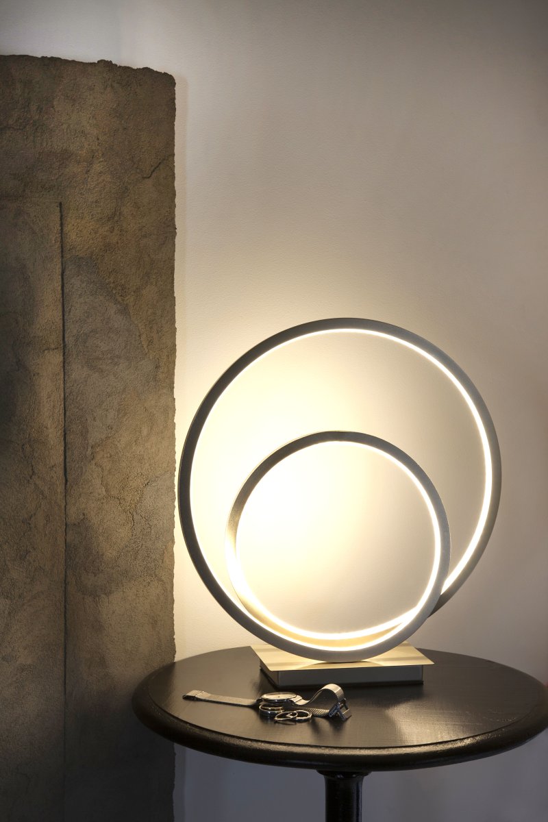 Loop 37cm Staal tafellamp Van Aneta Lighting - Geïntegreerde 14W LED die dimbaar is met een 3-staps dimmer op de lampvoet.